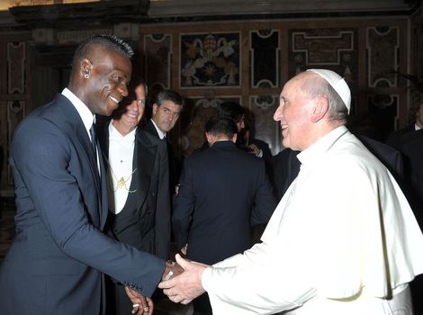 Balotelli i papa Franjo (Foto: AFP)