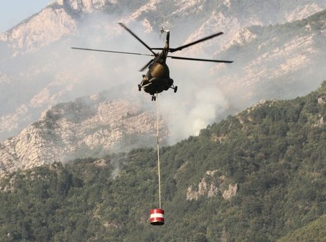 Helikopteri Oružanih snaga BiH gase požare u okolini Jablanice (Foto: Feđa Krvavac/Klix.ba)