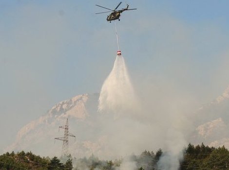 Helikopter Oružanih snaga BiH gasi požar u Jablanici (Foto: Feđa Krvavac/Klix.ba)