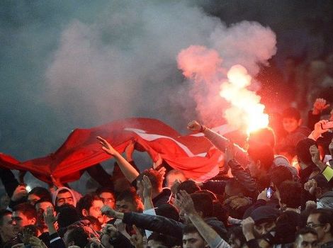 Navijači na sve načine pokušavaju pomoći klubu (Foto: AFP)