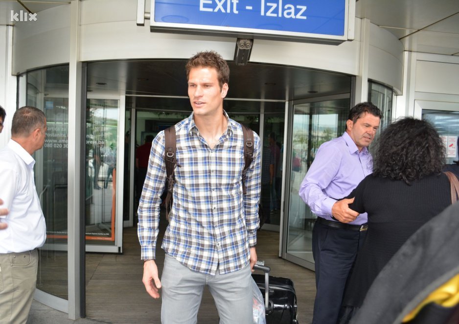 Asmir Begović na Sarajevskom aerodromu (Foto: Nedim Grabovica/Klix.ba)