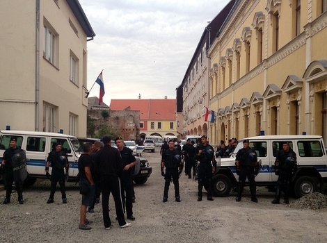 Policija na ulicama Vukovara (Foto: Hrv.hr)