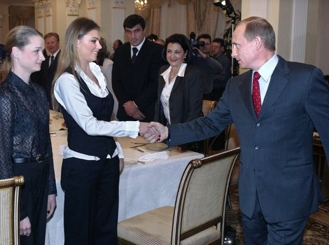 Putin se rukuje sa Kabayevom (Foto: AFP)