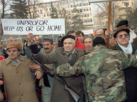 Sarajlije traže pomoć UNPROFOR-a u opkoljenom Sarajevu tokom posjete generalnog sekretara UN-a Boutrosa Boutrosa Ghalija 31. decembra 1992. (Foto: AFP)