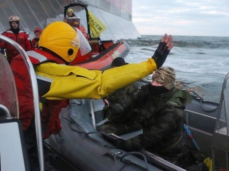 Pripadnik ruske obalne straže prijeti nožem aktivistima Greenpeacea