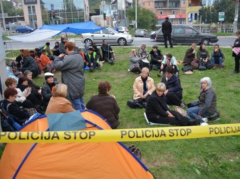Bivše radnice Borca štrajkuju ispred zgrade Suda i Tužilaštva BiH (Foto: Klix.ba)