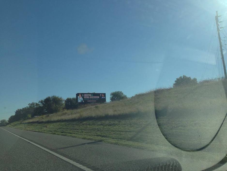 Bilboard pored cest u St. Louisu na kojem su Messi i Džeko