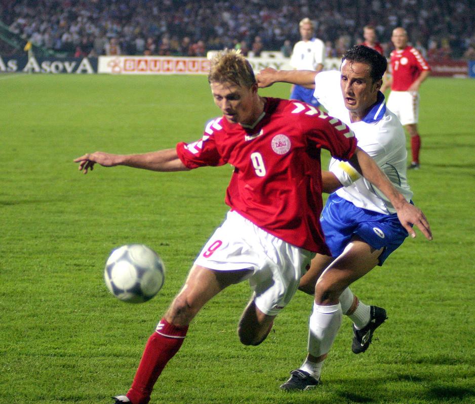 Tomasson i Hibić u borbi za loptu 11. oktobra 2003. (Foto: Arhiv/AFP)