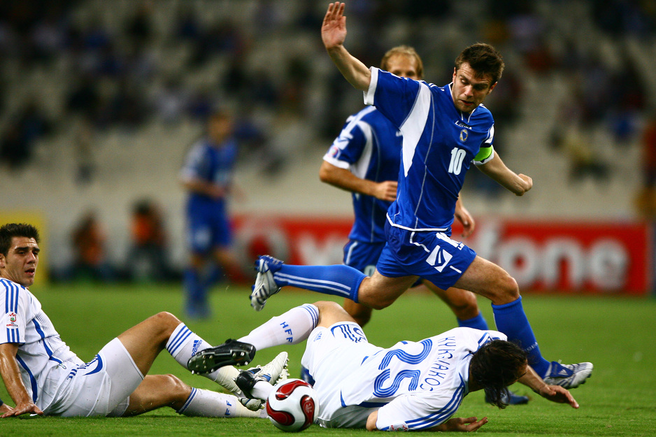 Misimović u duelu sa Grcima Kyriakosom i Katsouranisom 13. oktobra 2007. (Foto: Arhiv/AFP)