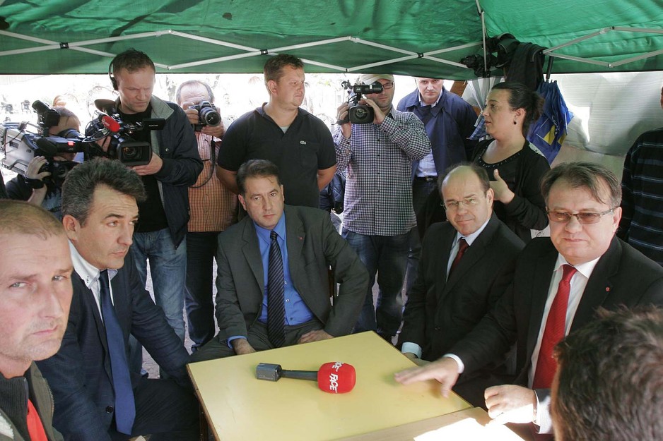 Delegacija Vlade FBiH u posjeti roditeljima i djeci iz Konjević Polja (Foto: FENA)