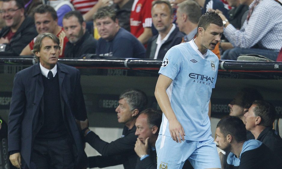 Reakcija Džeke nakon što je zamijenjen u utakmici protiv Bayerna u septembru 2011.