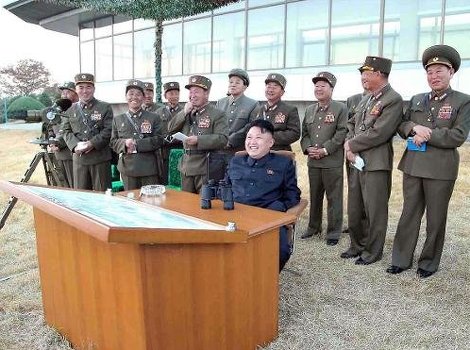 Sjevernokorejski lider Kim Jong-un sa pripadnicima vojske (Foto: AFP)