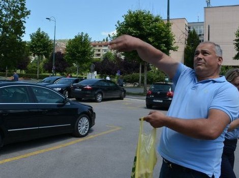 Miro Pejić je ljetos jajima gađao zgradu Vlade FBiH (Foto: Arhiv/Klix.ba)