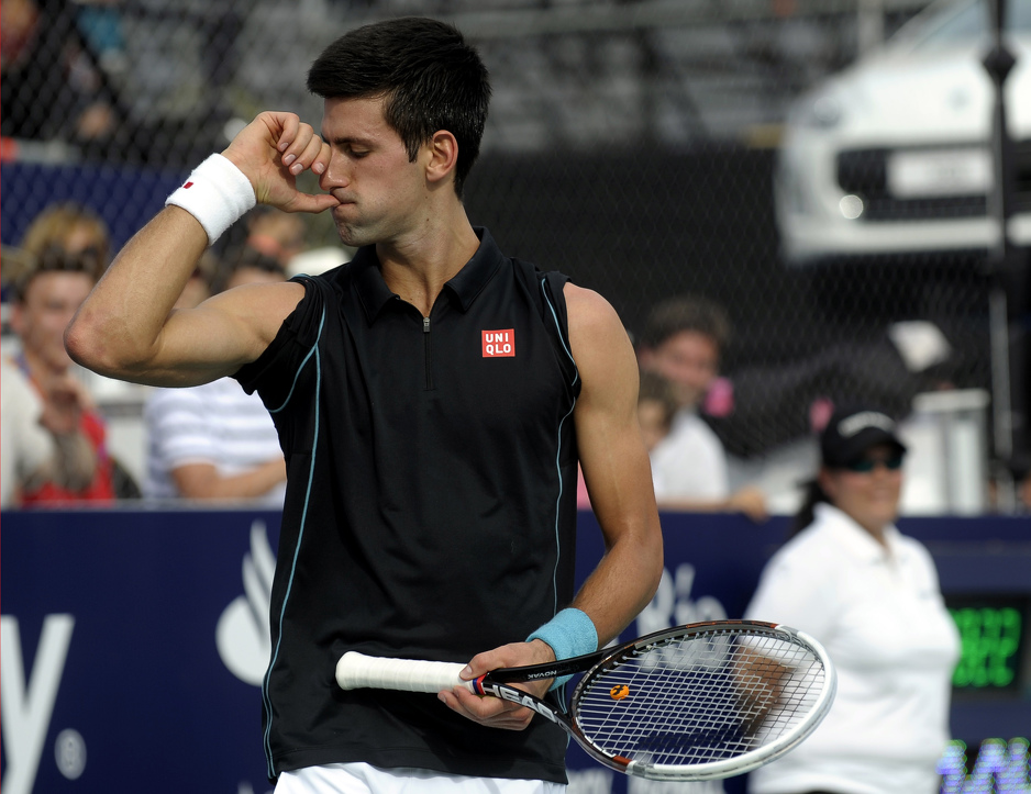 Novak imitira Rafu (Foto: AFP)