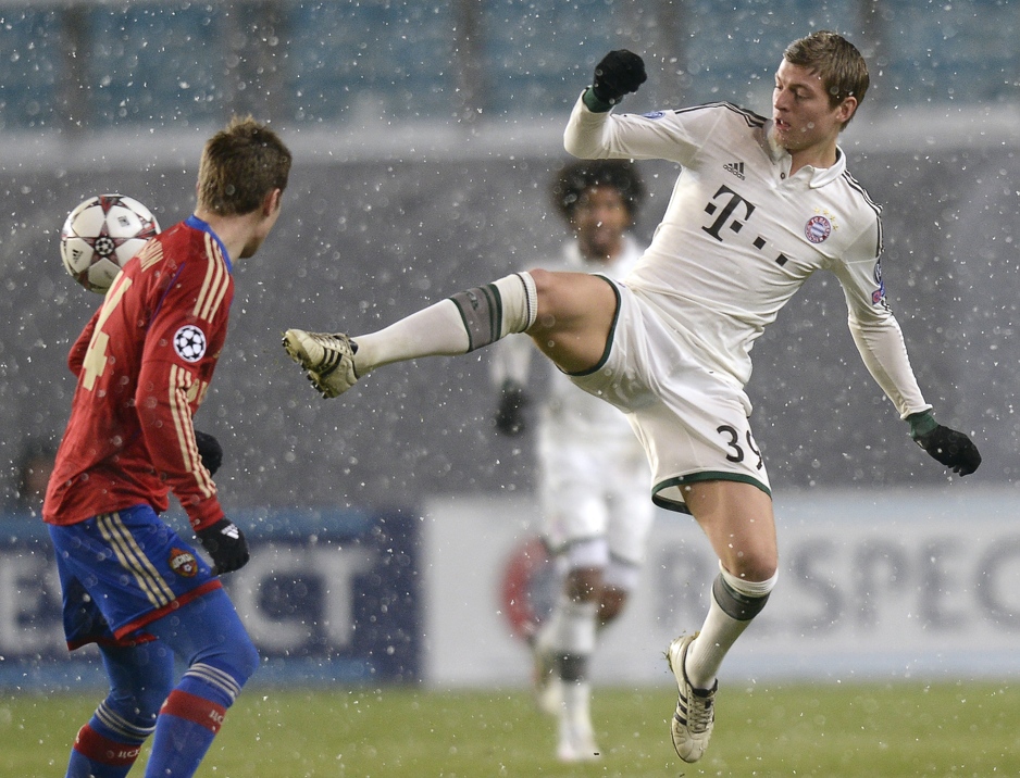 Duel stopera CSKA Kirilla Nababkina i Bayernovog Tonija Kroosa (Foto: AFP)