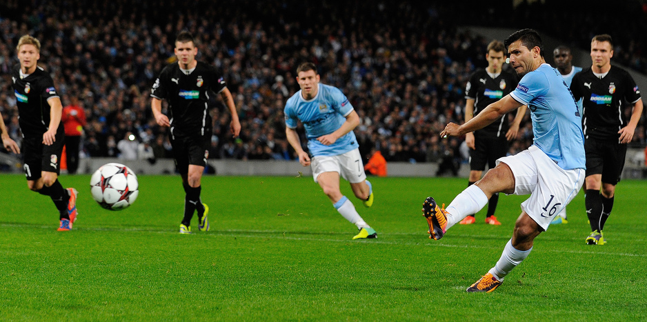 Sergio Aguero postiže pogodak za Manchester City (Foto: AFP)
