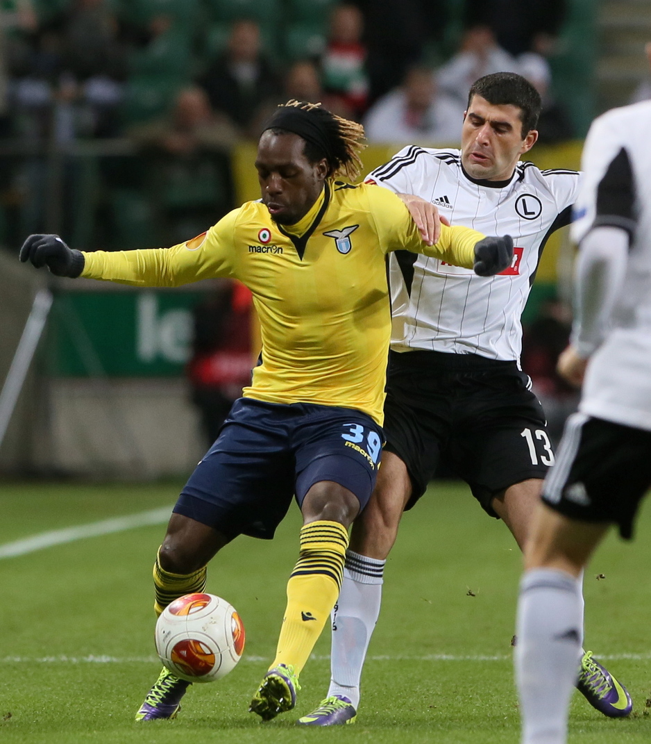 Luis Cavanda iz Lazija u duelu sa Vladimerom Dvalishviijem iz Legije (Foto: AFP)