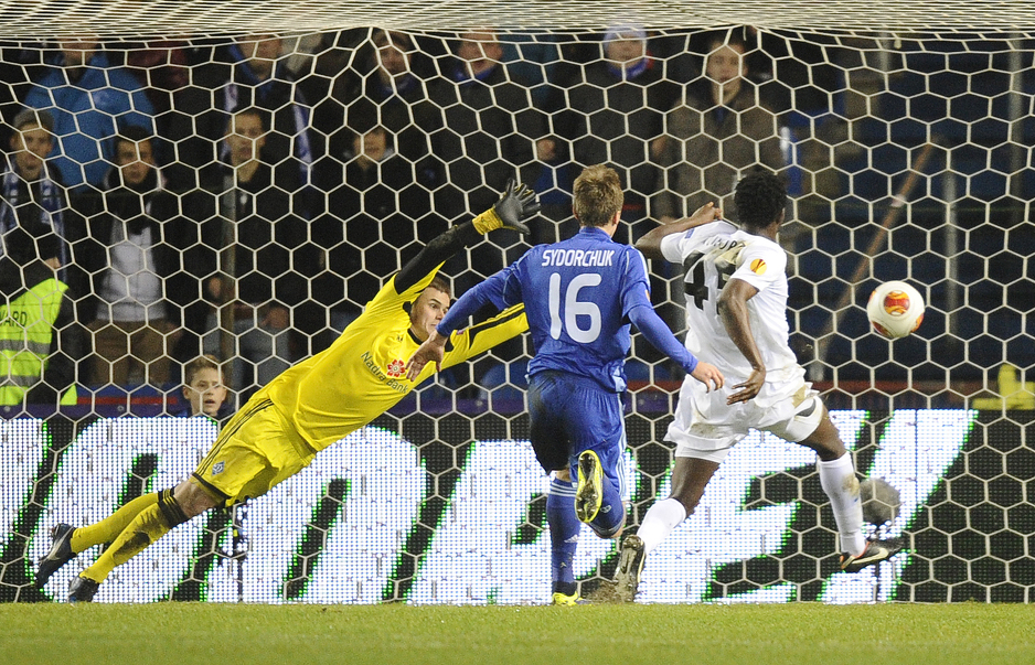 Genkov Bernard Kumordzi postiže gol protiv Dynamo Kyeva na stadionu Fenix (Foto: AFP)