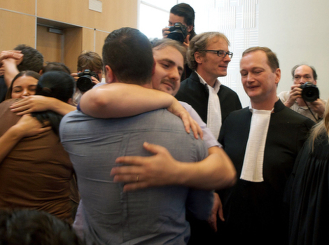 Porodice žrtava sretne nakon donošenja presude (Foto: AFP)
