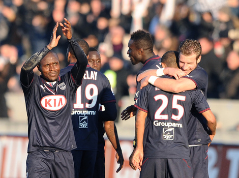 N'Guemo slavi sa saigračima nakon postignutog gola (Foto: AFP)