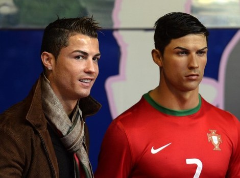 Cristiano Ronaldo pored voštane figure u Madridu (Foto: AFP)