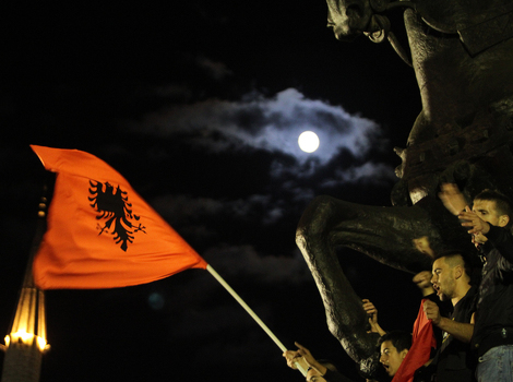Aktivisti na trgu u Tirani (Foto: AFP)