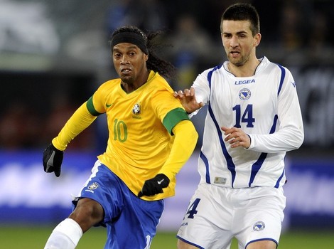 Ronaldinho i Vedad Ibišević (Foto: AFP)