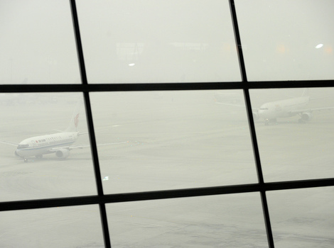 Smog na aerodromu u Pekingu (Foto: AFP)