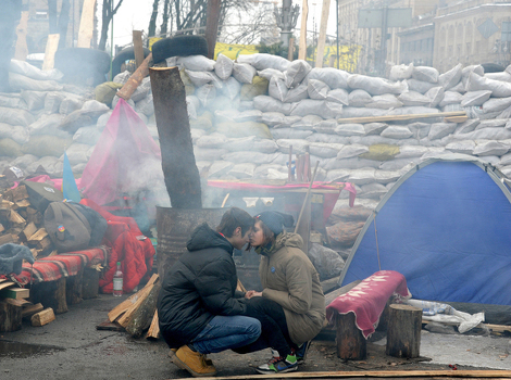 Mladi na barikadama u Kijevu (Foto: AFP)