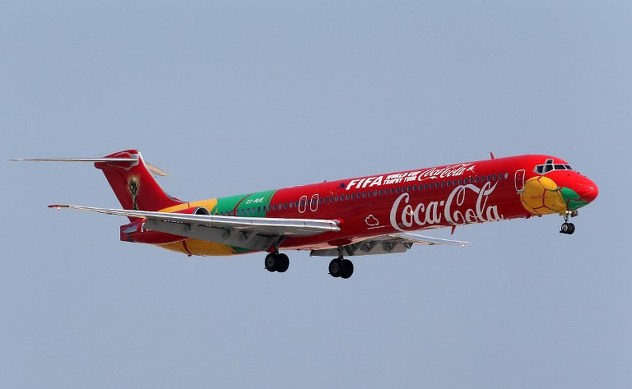 Trofej prevozi posebno dekorisani avion (Foto: AFP)