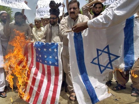 Pakistanci pale zastave SAD-a i Izraela (Foto: AFP)