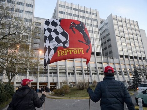 Schumacherovi fanovi ispred bolnice u Grenobleu (Foto: AFP)