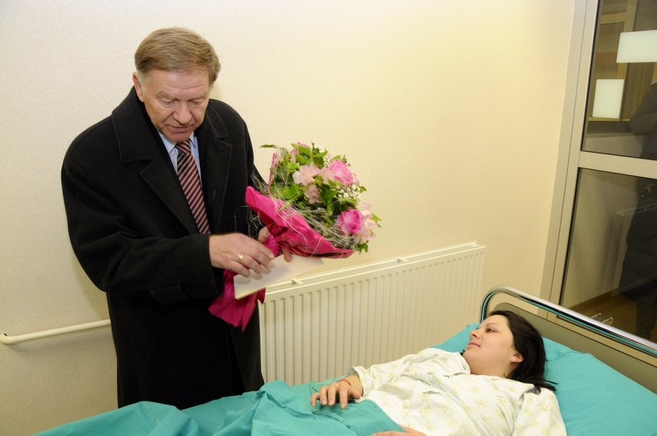 Gradonačelnik Ivo Komšić u posjeti majci djevojčice (Foto: Anadolija)