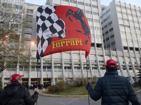 Schumacherovi fanovi ispred bolnice u Grenobleu (Foto: AFP)