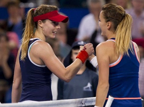 Radwanska (desno) čestita Cornetovoj na pobjedi (Foto: AFP)
