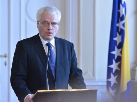 Ivo Josipović na kućnoj njezi nakon operacije na oku