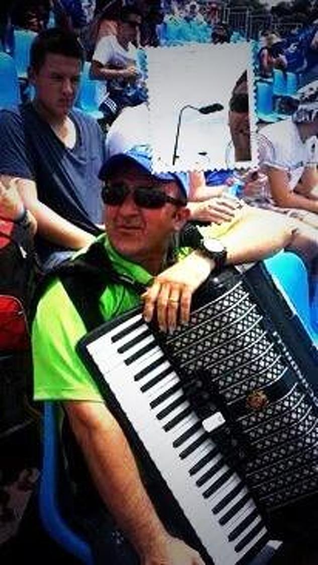 Navijač Damira Džumhura s harmonikom na tribinama