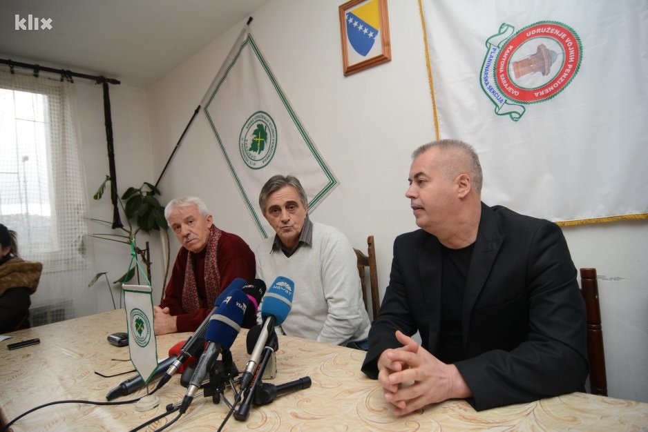 Penzionisani general Džemal Merdan, Ahmed Kulenović i Zdenko Marković na konferenciji za medije (Foto: Nedim Grabovica/Klix.ba)