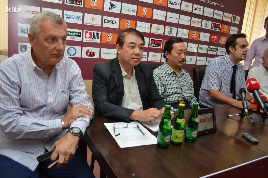 Kusturica (posljednji lijevo) na pres konferenciji kada je u klub stigao malezijski miljarder Vincent Tan (Foto: Klix.ba)