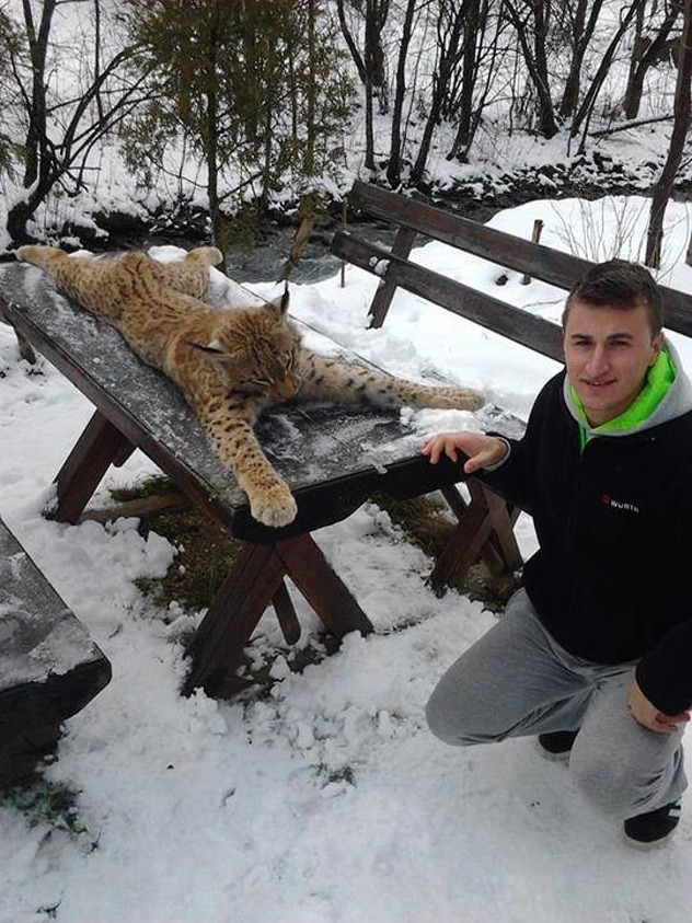 Besim Merdžanić se također fotografisao sa ustrijeljenom životinjom (Foto: Facebook)