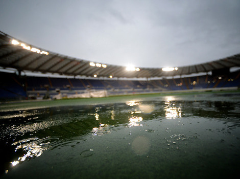 Stadion u Rimu nakon sinoćnje kiše (Foto: AFP)