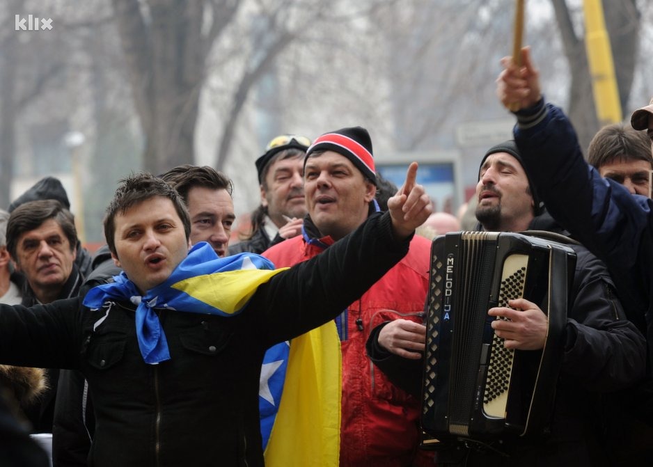 Aldin Širanović na protestima ispred zgrade Vlade TK (Foto: Darko Zabuš/Klix.ba)