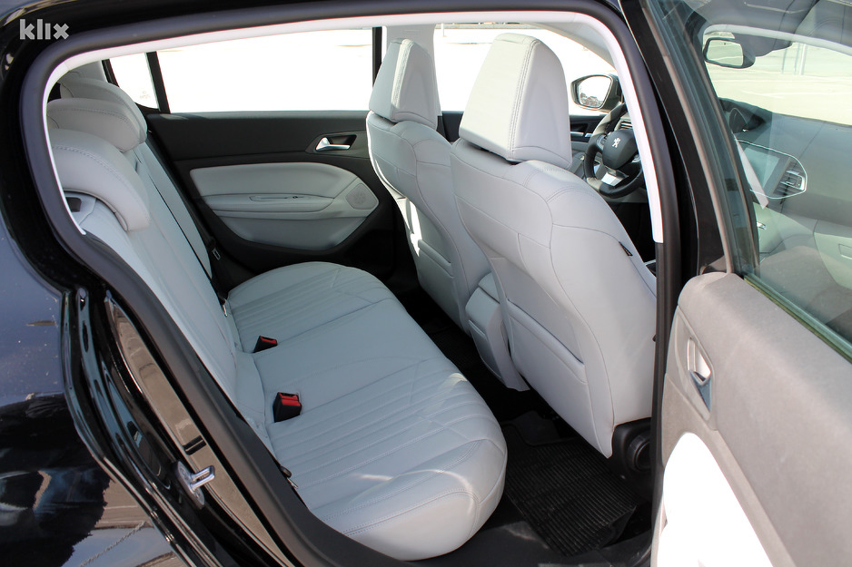 Prostor na zadnjim sjedištima nije posebno izdašan. (Foto: E. Zubović/Klix.ba)