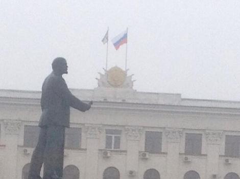 Ruska zastavama na zgradi institucija Krima