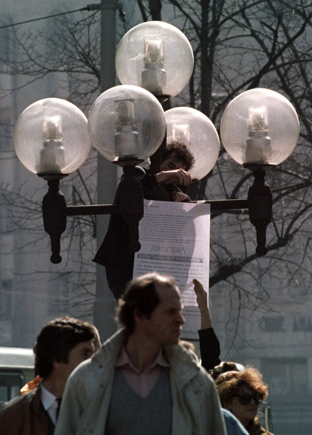 Studenti postavljaju proglas (Foto: EPA)