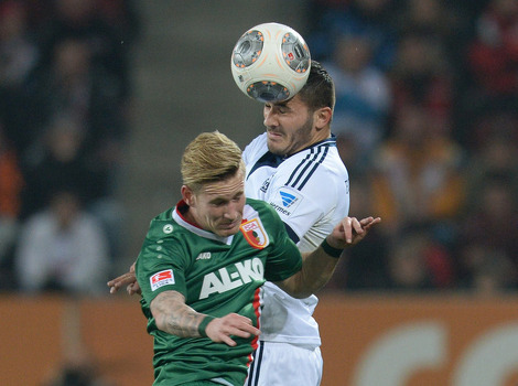 Kolašinac u duelu sa Augsburgovim igračem Jan-Ingwerom Callsen-Brackerom (Foto: AFP)