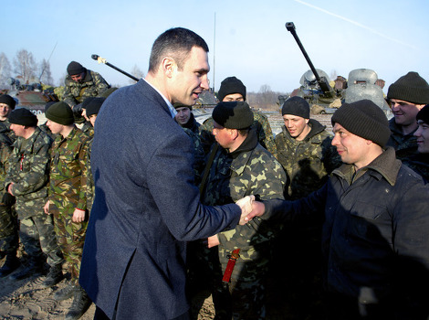 Vitalij Kličko sa vojnicima (Foto: AFP)