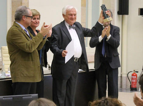 Jovan Divjak u Parlamentu Katalonije prima nagradu "Graditelj mira" za 2013. godinu