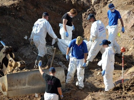 Iskopavanje tijela u masovnoj grobnici Tomašica (Foto: AFP)