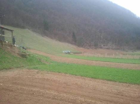 Grobnica se nalaz uz magistralni put, na izlasku iz Oboraca u pravcu Travnika (Foto: Klix.ba)